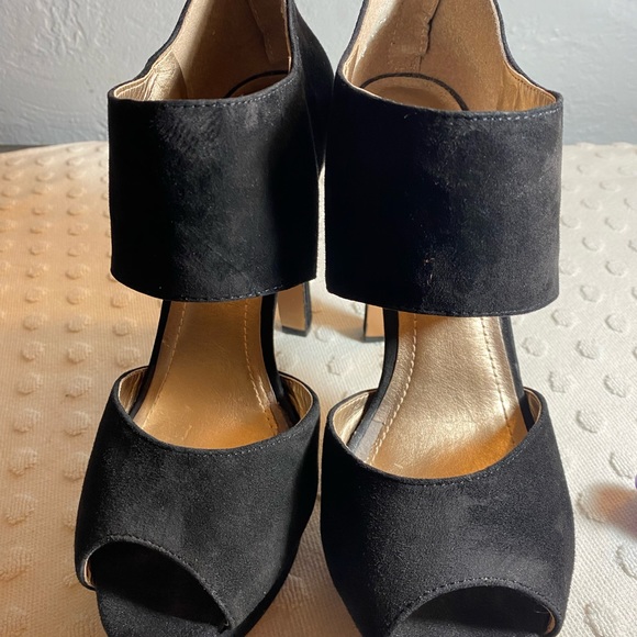BCBG Black Suede High Heels Open Toe Closed Heel Pumps - Picture 16 of 16